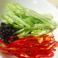 #做道懒人菜，轻松享假期#小姨妈辣椒豆豉炒猪耳的做法图解2