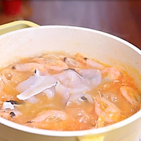 #寻味外婆乡 香满中秋宴#番茄酸汤鱼加拿大北极虾粉丝煲的做法图解8