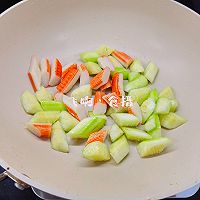 #夏日开胃餐#蟹肉棒炒丝瓜鸡蛋——低脂低卡有营养的做法图解4