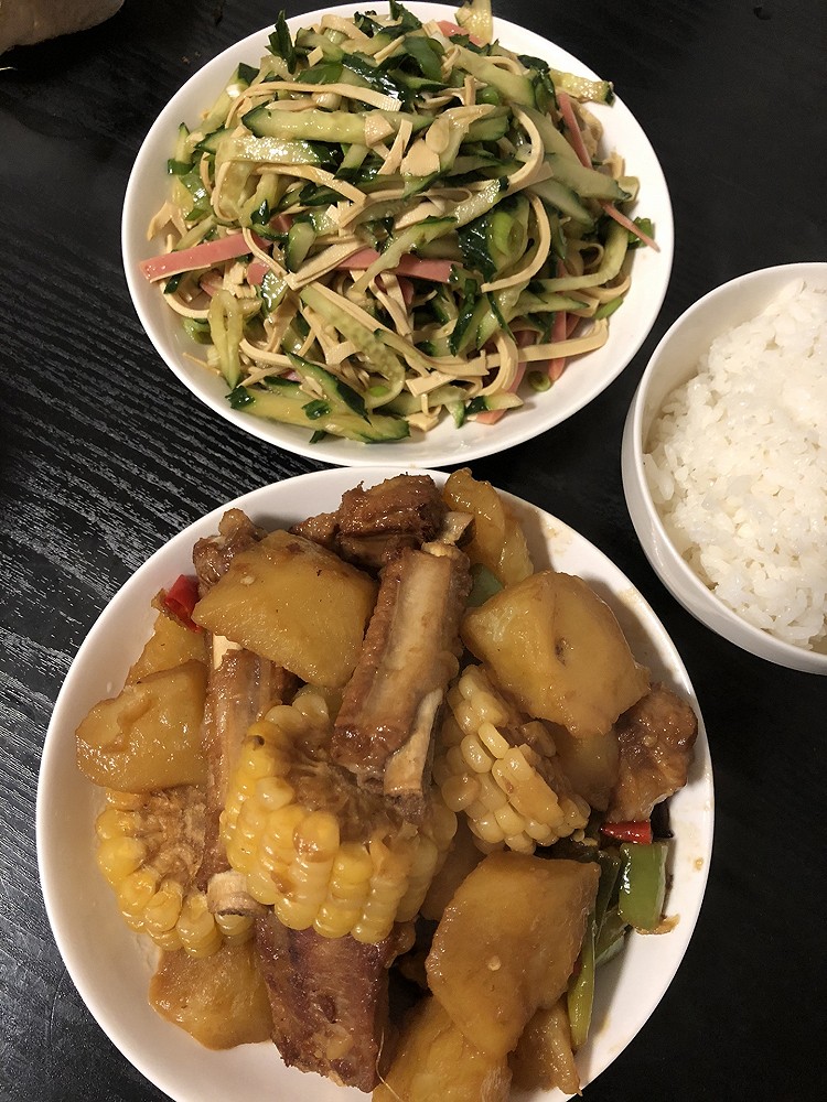 红烧排骨炖土豆玉米的做法