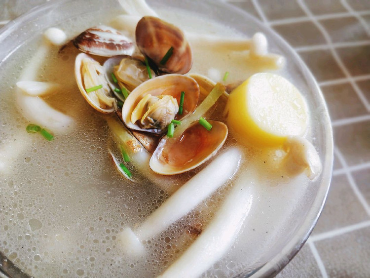 豆腐海鲜菇花蛤汤的做法