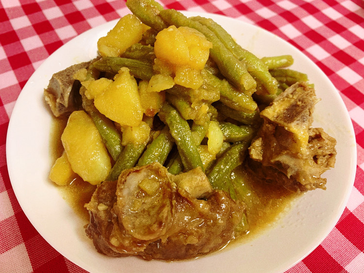 芸豆土豆炖排骨的做法