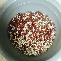 红豆薏米粥的做法图解1