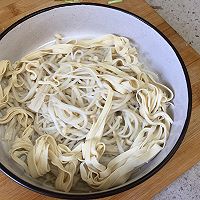 家常版酸汤肥牛煲的做法图解2