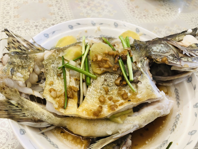新晋大厨自夸招牌菜——清蒸桂鱼的做法