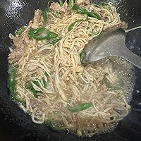 #减一点更好#金针菇炒肉丝 简直太好吃了 开胃下饭首选的做法图解8