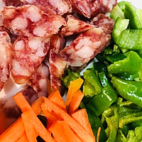 青椒炒腊肠的做法图解2