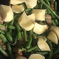 五花肉炖豆角土豆的做法图解4