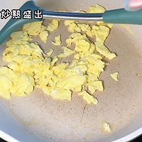 #刘畊宏女孩减脂饮食#花菜炒蛋的做法图解2