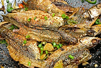 香煎刁子鱼，咸辣焦香，连鱼骨都能吃的做法