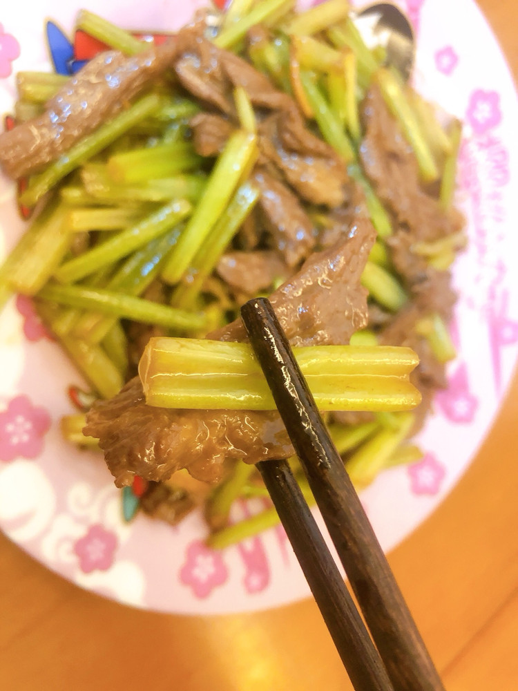 芹菜炒牛肉的做法