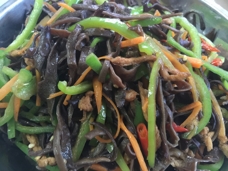 木耳青椒炒肉丝的做法