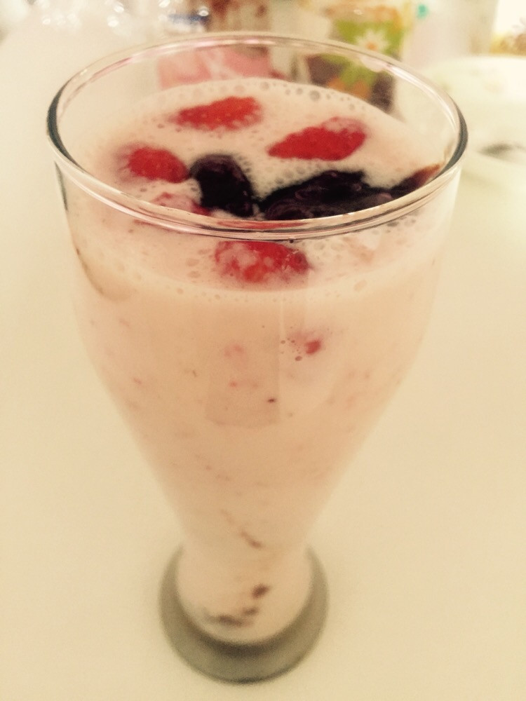 减肥轻断食——草莓酸奶奶昔的做法