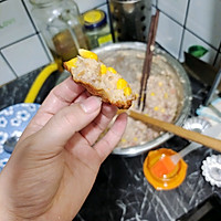 玉米粒鲜虾肉饼的做法图解1