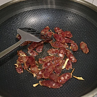 #肉食主义狂欢#广式腊肠炒甜豆的做法图解2