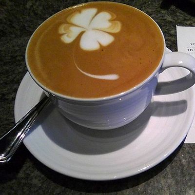 咖啡雕花四叶草图片