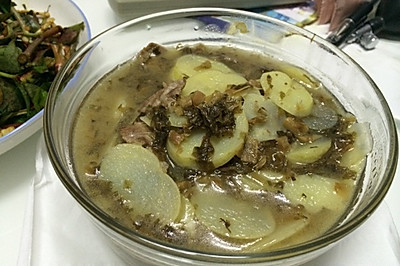 盐菜土豆肉片汤