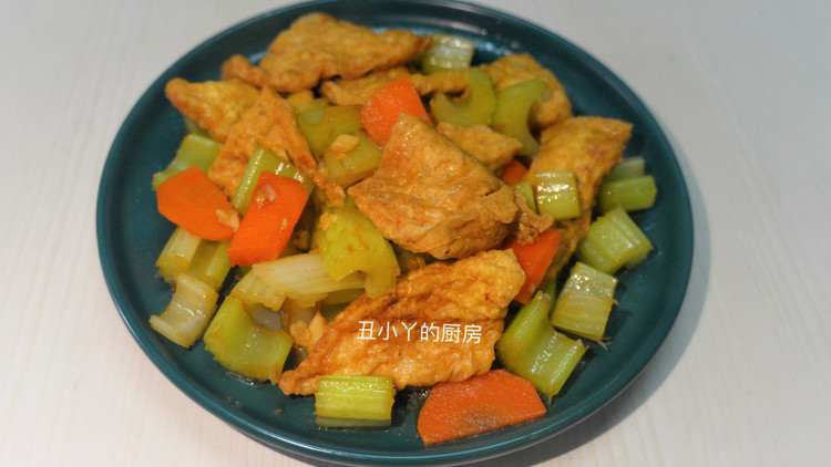 芹菜+萝卜+炒油豆腐的做法