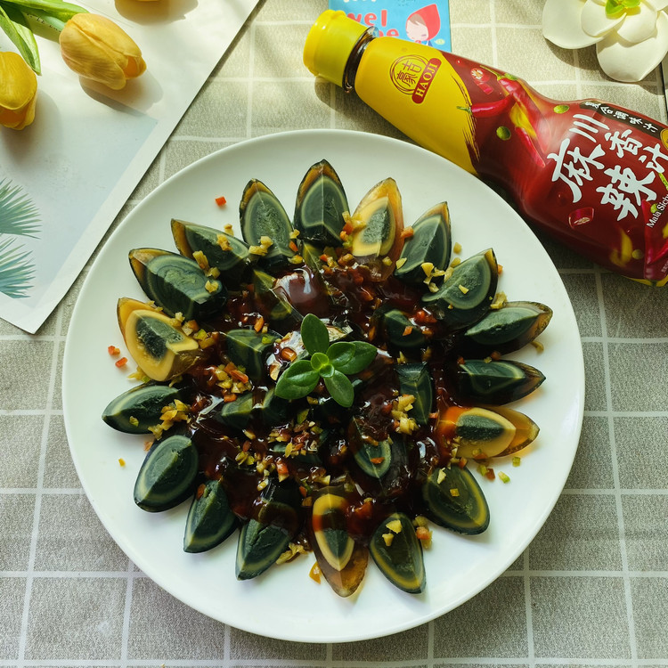 舌尖上的美食～麻辣鲜香的凉拌皮蛋，好吃又爽口的做法
