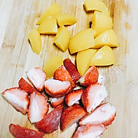 草莓黄桃奶昔的做法图解1