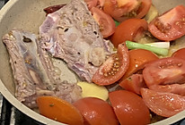 来一碗碗浓浓暖暖的牛骨番茄汤吧(⁎⁍̴̛ᴗ⁍̴̛⁎)的做法