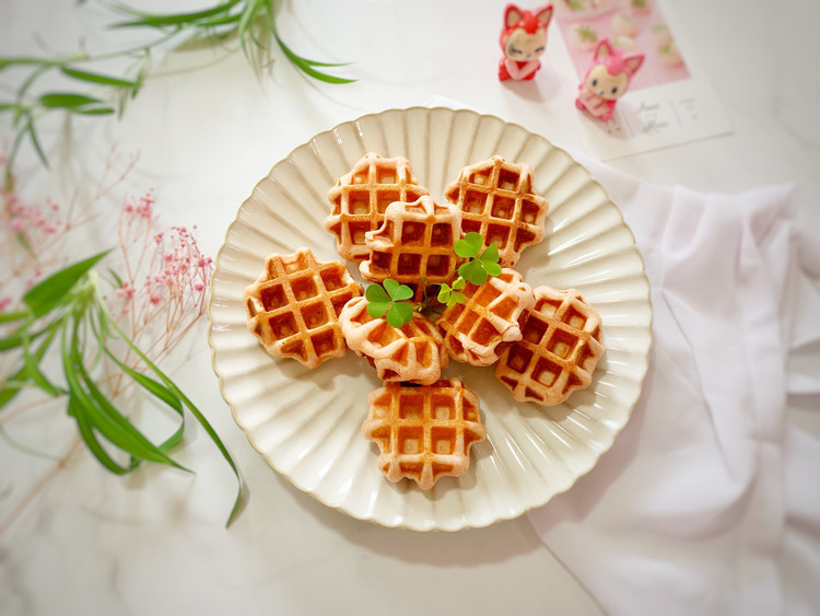 如花般的粉色淡奶油华夫饼的做法