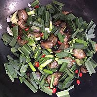 青蒜（蒜苗）炒腊肉的做法图解5