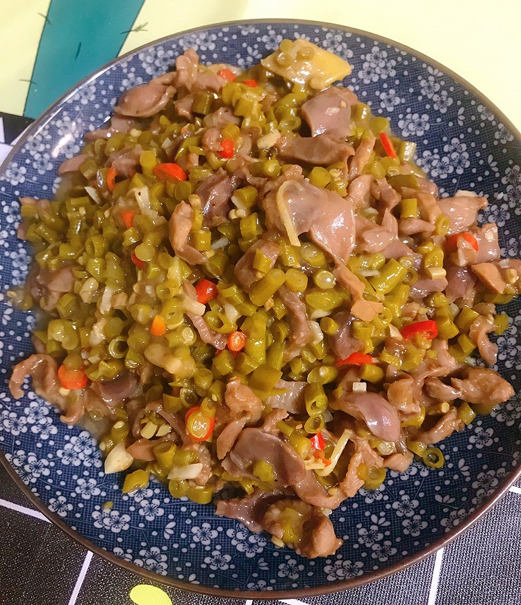 酸豆角鸡杂的做法