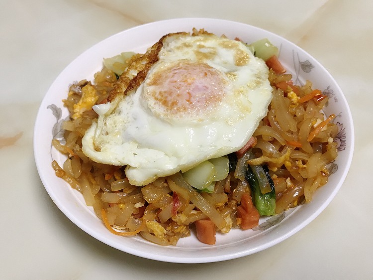 鸡蛋火腿炒河粉的做法