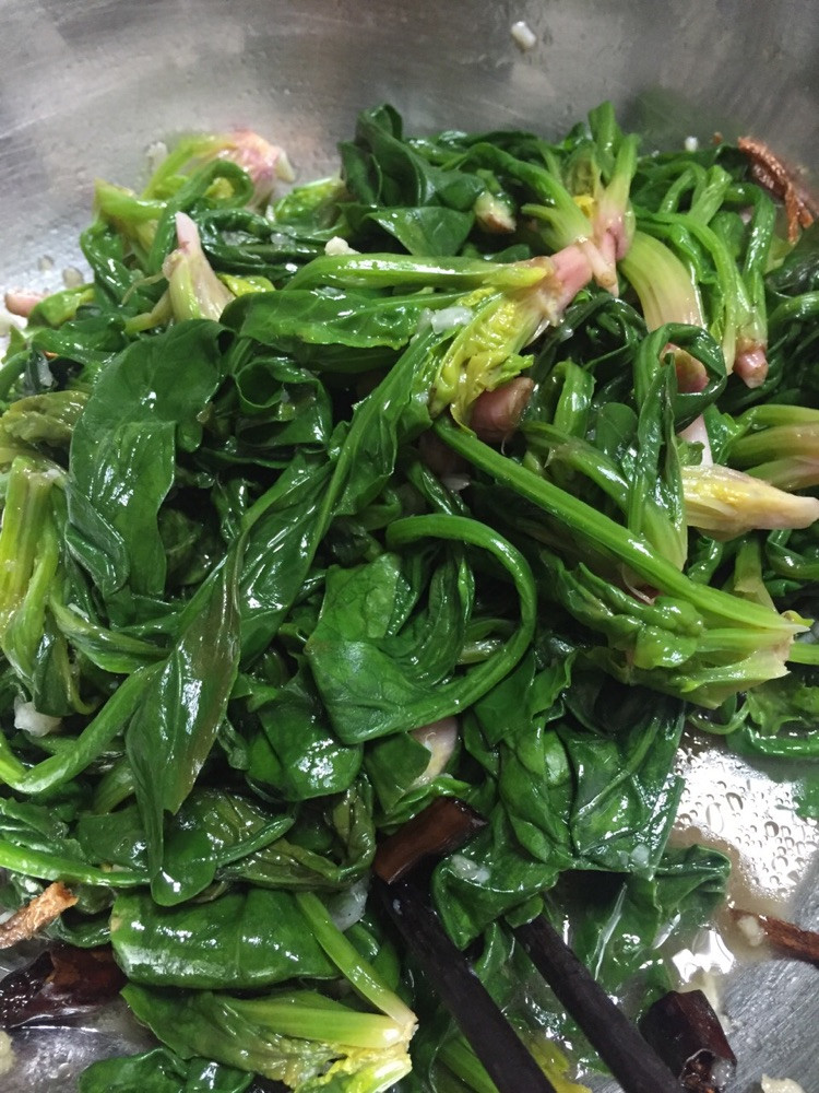 炝拌菠菜的做法