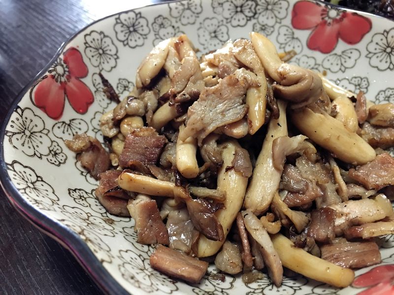 Stir fried meat with mushroom