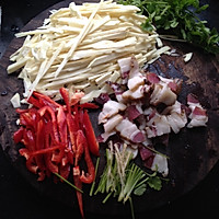 家常菜——干锅冬笋腊味的做法图解1