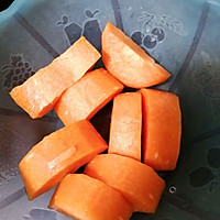 红萝卜山药煲瘦肉汤的做法图解1