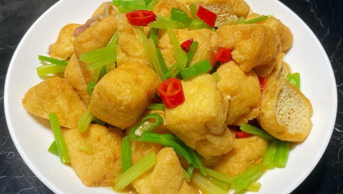 油豆腐炒芹菜