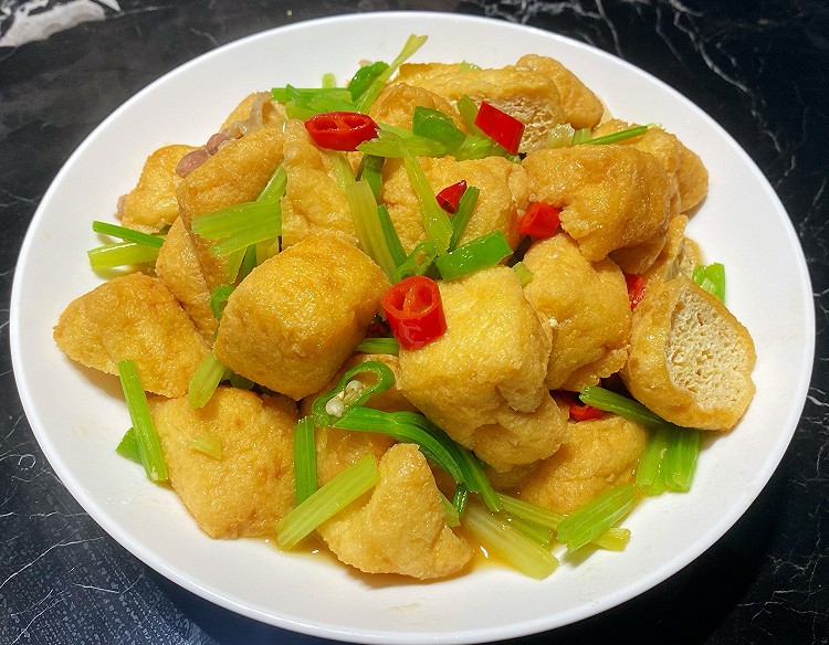 油豆腐炒芹菜的做法
