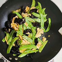 300道减肥菜 荷兰豆木耳炒鸡蛋的做法图解7