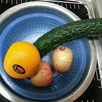 黄瓜苹果汁的做法图解1