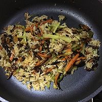 香菇花菜胡萝卜青椒炒饭的做法图解3