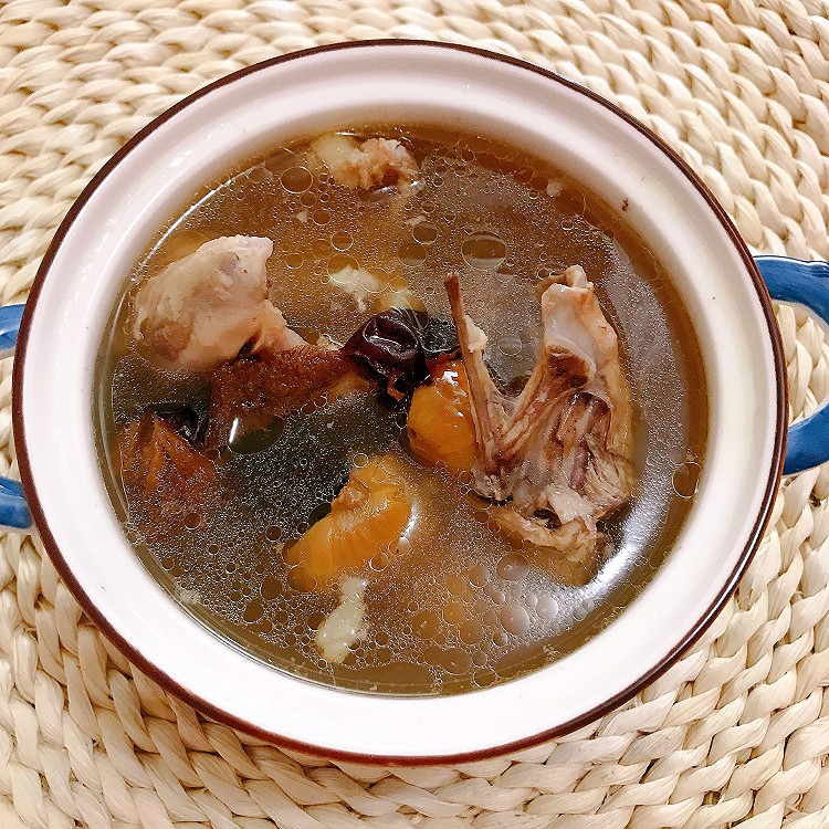 板栗红枣枸杞鸡骨架汤的做法