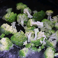 三文鱼西兰花饭团的做法图解6