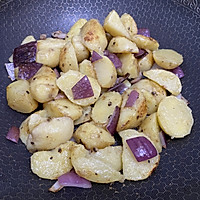 葱香慢煎土豆（主食菜品）/不需要一滴滴水，谁吃谁上瘾的做法图解3