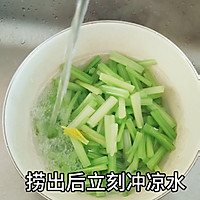 五花肉炒芹菜的做法图解9