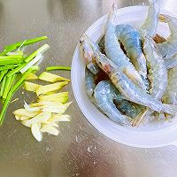 #冬季滋补花样吃法#咸蛋黄焗虾的做法图解2