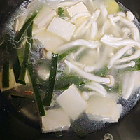 #暖冬酱在手，嗨吃部队锅#豆腐海带蘑菇汤的做法图解8