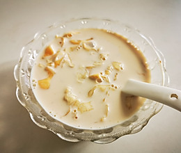 无腥味：牛奶炖鱼胶的做法