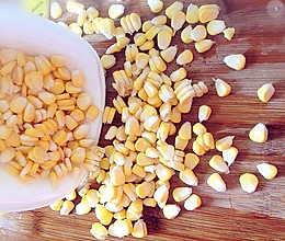 小窍门：快速剥玉米粒的做法