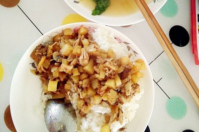 土豆卤肉饭