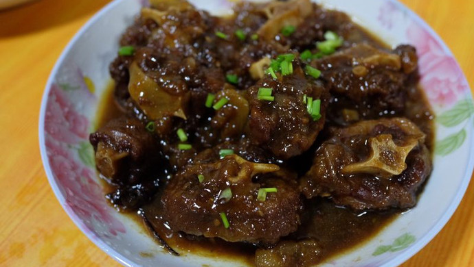 红酒炖牛尾骨