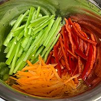 家常菜彩椒炒肉丝，简单美味下饭菜的做法图解1