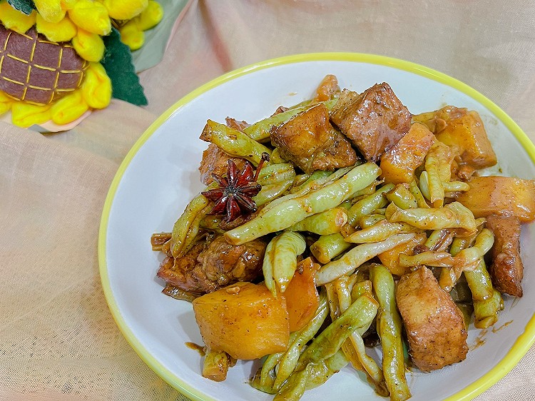 能让你吃两碗饭的大块肉焖土豆豆角的做法